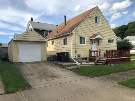 Scenic hiking in Cuyahoga Valley National Park! 1BR house, central air & laundry