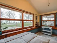 Front Porch & Balcony overlooking Park/Lake Erie! Cedar Point, Fishing & Beach! Hotels in Huron