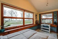 Front Porch & Balcony overlooking Park/Lake Erie! Cedar Point, Fishing & Beach! Hotels in Huron