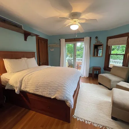 Oak Bluff's Victorian Walk to Town & Beaches