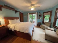 Oak Bluff's Victorian Walk to Town & Beaches