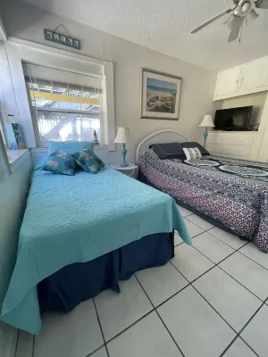 COZY COTTAGE ON PRIVATE BEACH *CLEARWATER/BELLEAIR BEACH