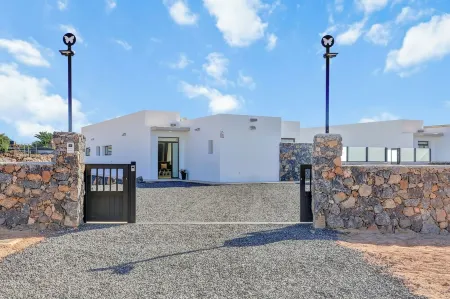 Mariposas Lajares 4, Villa Moderna Tranquila y Espaciosa, Para Familias y Amigos