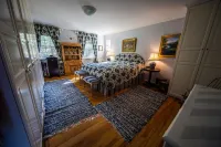 Edson Hill- 5 acres, Dogs/ Views/ Pond /Sledding/ Pingpong  and Air hockey .