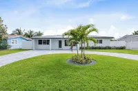 Minutes from the beach! Paradise Oasis full of entertainment! Pool Table!