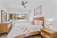 Minutes from the beach! Paradise Oasis full of entertainment! Pool Table!
