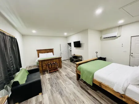 Crawford's Lookout a.k.a-CLO ~ Private RiverFront ~ Outdoor Entertainment Patio