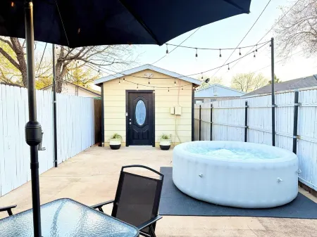 ✮The Monochromatic Modern Studio✮Near TTU✮1BD/1Bth Отели рядом с достопримечательностью «Университет Техас Тек»