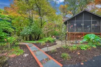 Quirky cabin retreat on 4 acres w spa, arcade rm, art&book loft -- near Hershey