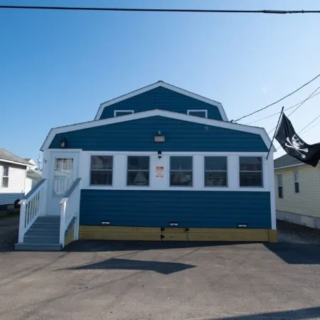 Premier, modern, fully renovated, Beach home...stroll to the beach in 3 minutes!