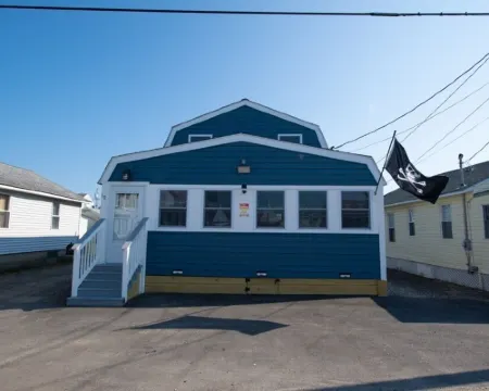 Premier, modern, fully renovated, Beach home...stroll to the beach in 3 minutes! โรงแรมในHampton Beach