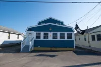 Premier, modern, fully renovated, Beach home...stroll to the beach in 3 minutes! فنادق في Hampton Beach