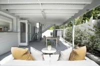 Bay Breeze Manor: Grand 5BR Queenslander Haven