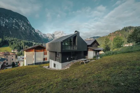 A beautiful wood and glass chalet at the edge of the Forest Отели в г. Санто-Стефано-ди-Кадоре