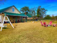 Cozy 2- bedroom, full bath guest house on working farm, 1 mile to racetrack. Hotels near Talladega Superspeedway