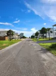 Cozy New Studio Suite on beach block - 7th lot, 1 minute walk to the beach!