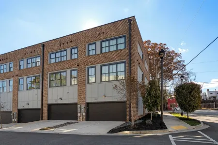 Upscale 3-Story Townhome Near Airport, Downtown Atlanta & Studios