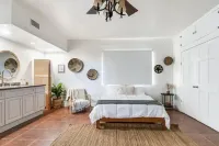 BOHEMIAN AND MODERN SERENE HOME WITH POOL