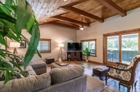 Trail House on the Parkway Отели рядом с достопримечательностью «Christmas Tree Hill Garden Center»