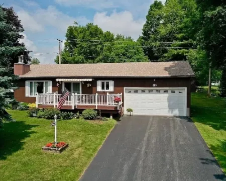 Cozy lake view home, centrally located with lake access and private dock! โรงแรมในFulton County