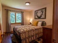 Rangeley 4-Season Retreat – Water and Sunset Views – Wood Stove – Game Room レーンジリーのホテル