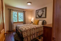 4-Season Rangeley Cabin - Wood Stove, Water Views, Fiber Internet, Game Room Quill Hill Access Road 주변 호텔