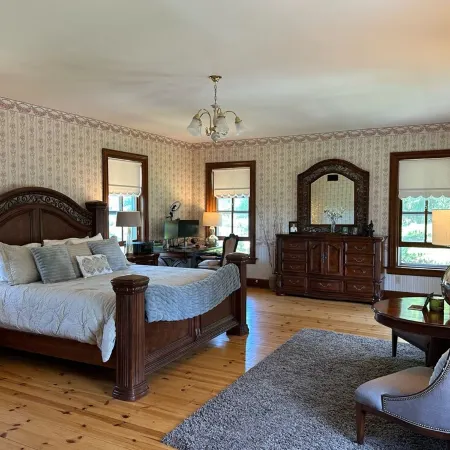 Charming Historic Getaway: Unwind in Lancaster's Timeless Elegance