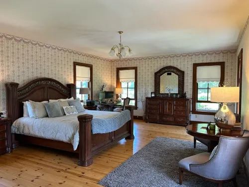 Charming Historic Getaway: Unwind in Lancaster's Timeless Elegance
