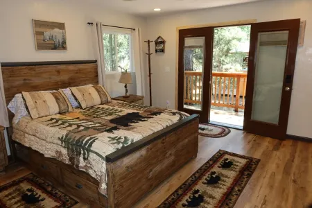 Cozy Cabin, 4 Beds-Dog friendly-15min Drive to to Ski Resort, Fenced yard