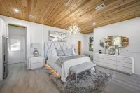 ★Luxuriously Romantic One-Of-A-Kind Treehouse w/Canoe, Fire Pit and More★ Hotel a Walton County