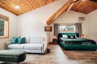 FallWater - 5BR Lakehouse, WtrFrnt, Ht Tub, F/pit. Close to Ski and Golf!