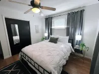 Charming 2-bedroom house with views of Cedar Point! Hotels near Soda Pop's