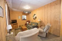 Southern Comfort Cabin- minutes from the river and the lake!