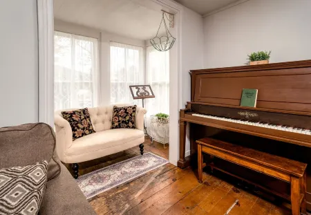 Downtown Historic 4 bedroom, 2 1/2 bath, 1/3 acre