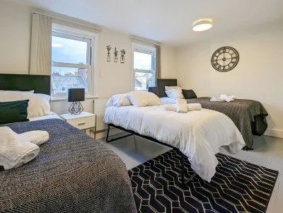 Charming 3BR in Trendy Tottenham Neighborhood BrightHouse附近的飯店