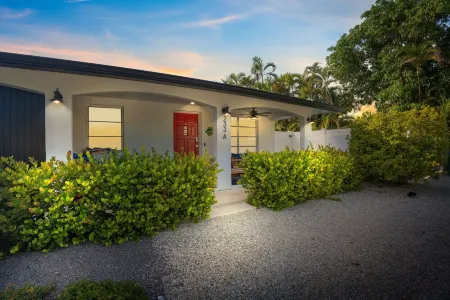 Breezy Harbor AMI  pool retreat near the Beach Отели рядом с достопримечательностью «Alvin's Island - Holmes Beach #753»