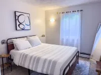 Serene & Stylish Chalet ~HOT TUB ~ near Manchester ~ Pet-friendly
