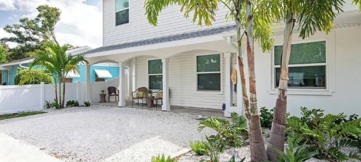 Chic Cottage Walk to Downtown Dunedin & Waterfront Pets Ok- Barefoot Parrot 3 Hotels in Dunedin