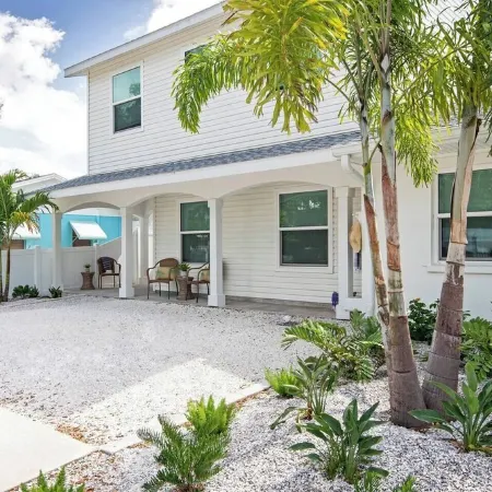 Chic Cottage Walk to Downtown Dunedin & Waterfront Pets Ok- Barefoot Parrot 3 Отели в г. Данедин
