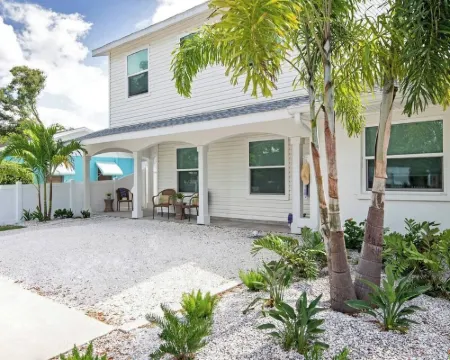 Chic Cottage Walk to Downtown Dunedin & Waterfront Pets Ok- Barefoot Parrot 3 Hotels in Dunedin