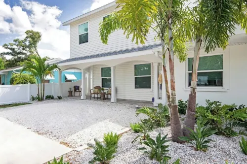 Chic Cottage Walk to Downtown Dunedin & Waterfront Pets Ok- Barefoot Parrot 3