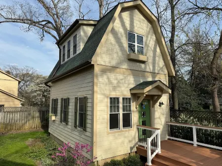 Lovely backyard cottage with easy access to metro, shops, dining!