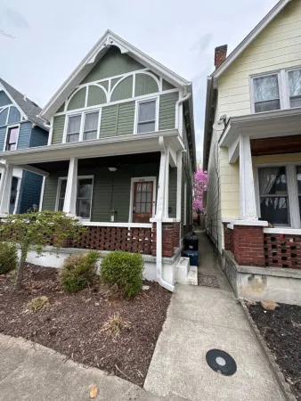 Cozy 1-bedroom apartment in fabulous Madison with WiFi, AC, Smart TV Отели в г. Мэдисон