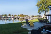 Charming cottage right on the canals of Lake St. Clair!