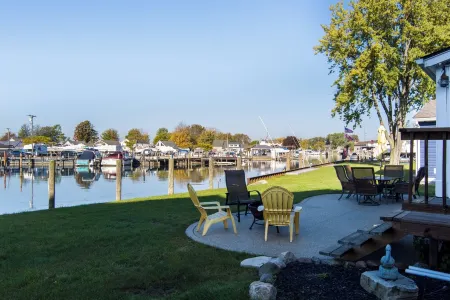 Charming cottage right on the canals of Lake St. Clair!