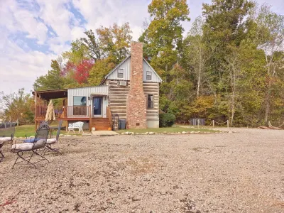 Peaceful log cabin overlooking Tennessee River!