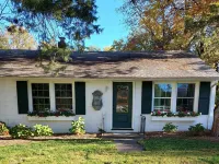 Newly renovated Farm cottage with Mountain views Hotels in Warren County