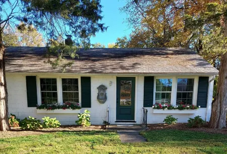 Newly renovated Farm cottage with Mountain views