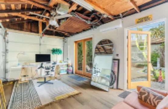 Venice Beach Villa: private luxury, sundeck, prime in-demand location