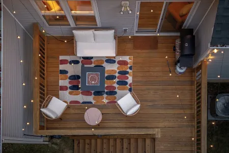 Local Artistic Flare~Sleeps 12~New Modern Build